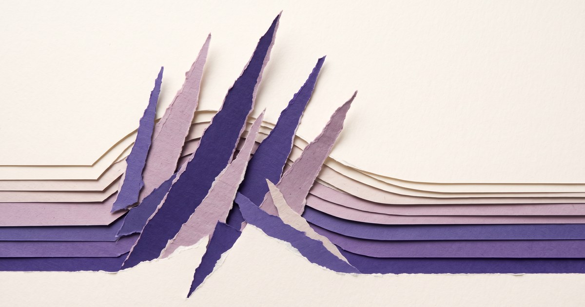 Papierschnitt-Illustration: scharf gerissene Papiersplitter brechen aus einer ruhigen Schichtung hervor und legen sich rechts wieder glatt — Sinnbild für Albträume
