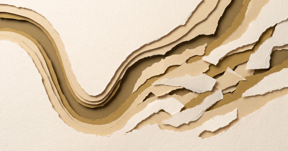 Papierschnitt-Illustration: ein Band sinkt links schnell in eine tiefe Mulde und wird nach rechts hin zunehmend zerrissen und unruhig — die Wirkung von Alkohol auf den Schlaf