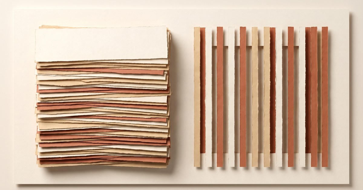 Papierschnitt-Illustration: links ein dicker vielschichtiger Papierblock für das Boxspringbett, rechts schmale parallele Papierleisten für den Lattenrost