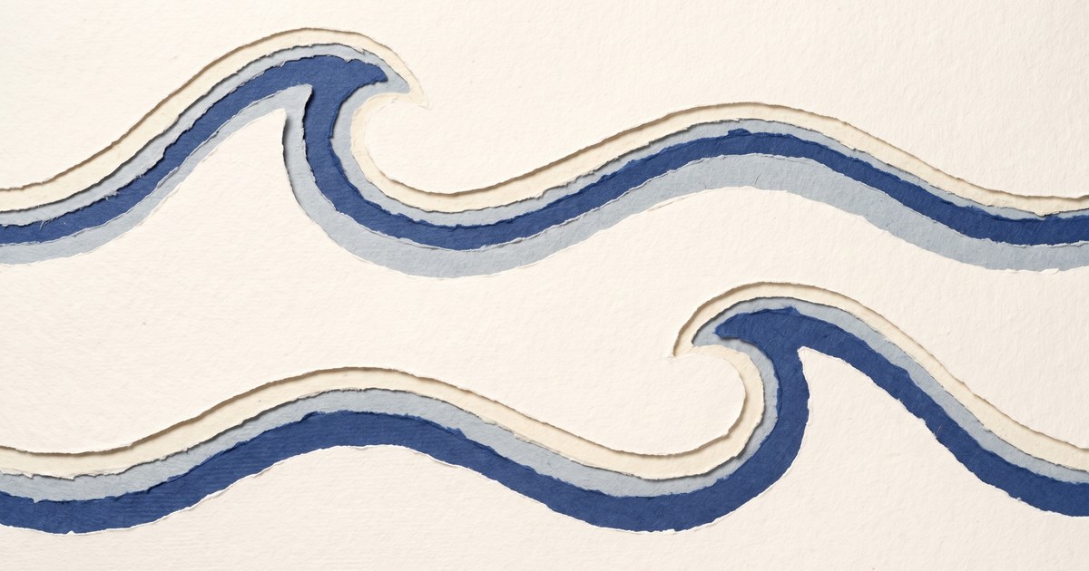 Papierschnitt-Illustration: zwei identische Wellen aus Papier laufen parallel, aber zeitlich versetzt — die eine gipfelt früh, die andere spät, wie Lerche und Eule
