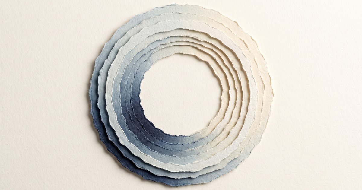 Papierschnitt-Illustration: ein geschlossener Ring aus konzentrischen Papierschichten, eine Hälfte dunkel, eine hell — der durchgehende Tag-Nacht-Zyklus