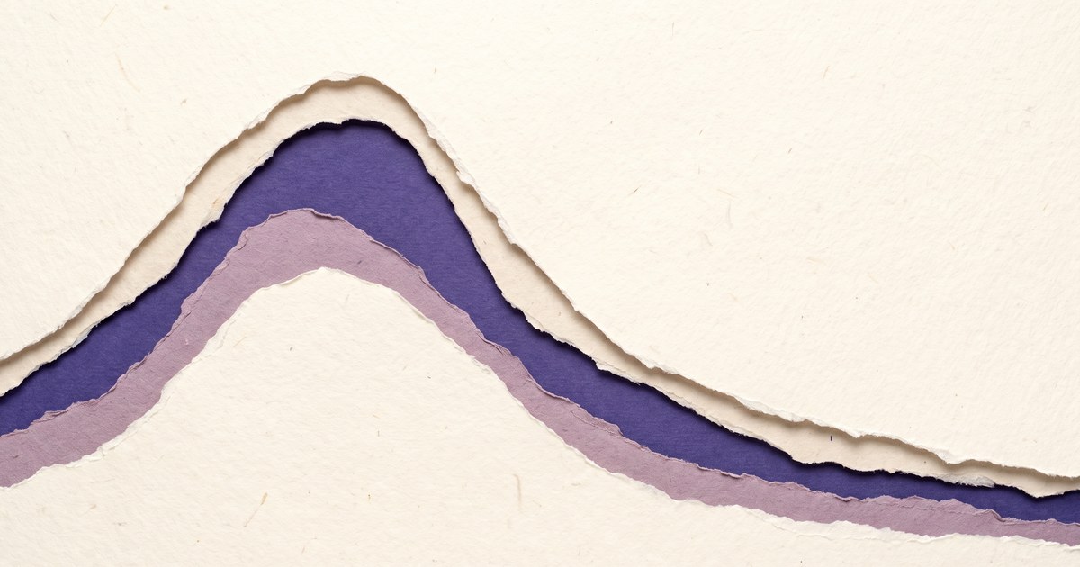 Papierschnitt-Illustration: eine Kurve aus geschichtetem Papier steigt zu einem Gipfel an und fällt danach stetig ab — der Tagesverlauf des Cortisolspiegels