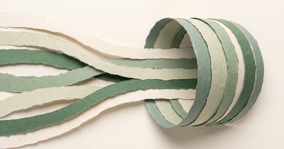 Papierschnitt-Illustration: parallele Papierbahnen strömen in eine ringförmige Öffnung und halten sie offen — Sinnbild für die CPAP-Therapie