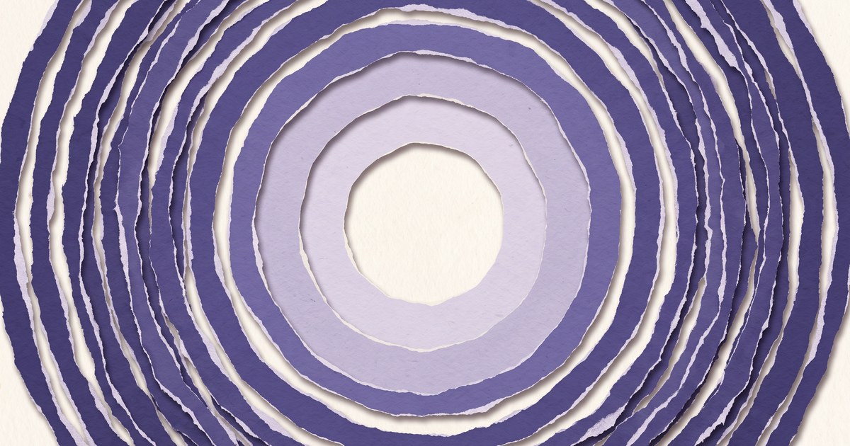 Papierschnitt in Violetttönen: konzentrische Ringe, außen eng und unruhig gerissen, nach innen immer breiter und ruhiger, bis zu einer stillen hellen Mitte.