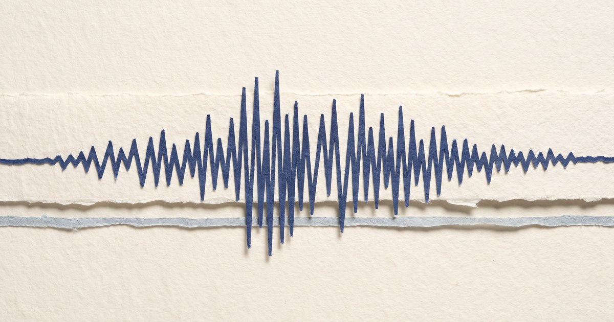 Papierschnitt-Illustration: eine feine, dicht gezackte Linie verläuft über eine Grundlinie wie ein Messschrieb — Sinnbild für die EEG-Aufzeichnung