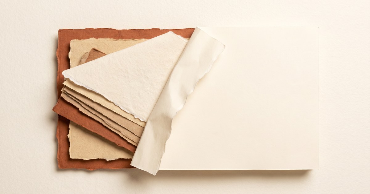 Papierschnitt-Illustration: ein glatter Bezug wird über einen geschichteten Matratzenblock gezogen und verschließt ihn — Sinnbild für ein Encasing