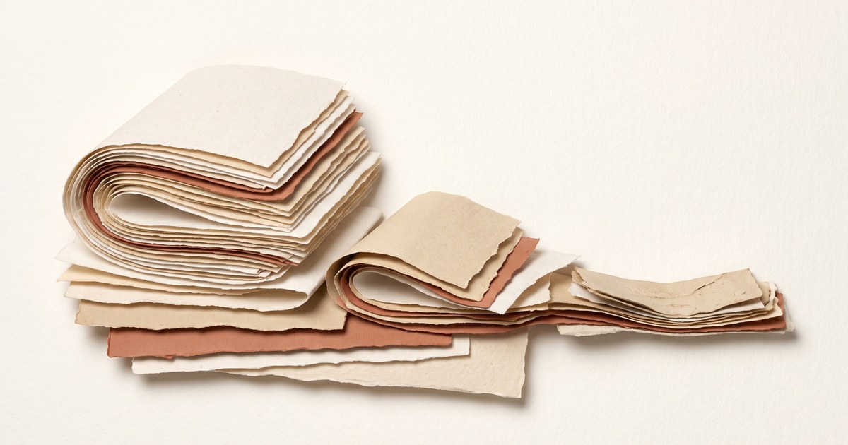 Papierschnitt-Illustration: ein voller praller Papierstapel links, der nach rechts hin flach und zusammengesunken ausläuft — Sinnbild für ein alterndes Kopfkissen