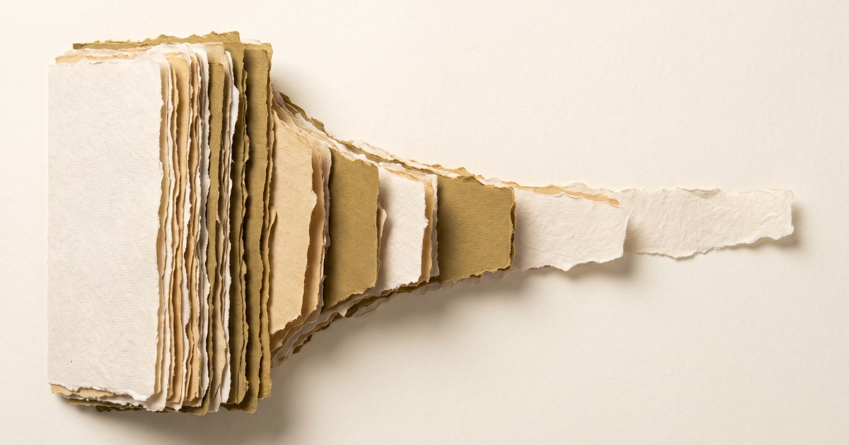 Papierschnitt-Illustration: ein hoher Papierstapel, dessen Höhe sich in gleichmäßigen Abständen halbiert, bis nur ein dünnes Blatt bleibt — der Koffeinabbau