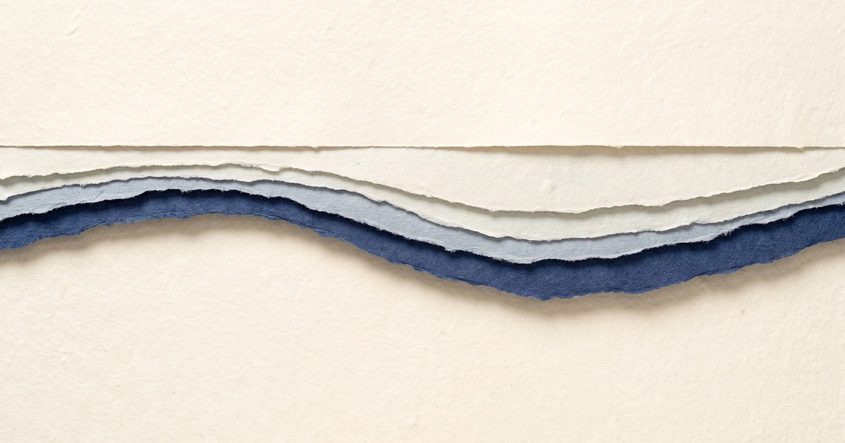 Papierschnitt-Illustration: eine sanfte flache Welle verläuft knapp unter einer ruhigen Oberflächenlinie — Sinnbild für den Leichtschlaf