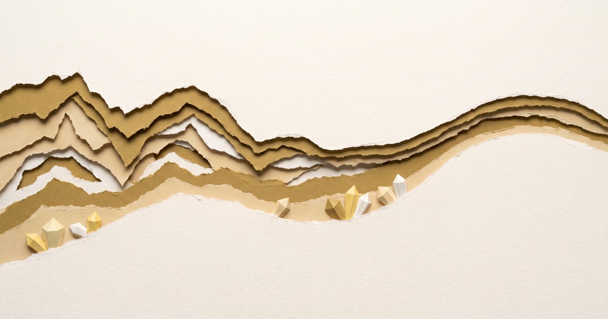 Papierschnitt-Illustration: ein zunächst fein gezacktes Papierband, das nach rechts in eine ruhige Kurve übergeht, mit kristallinen Papierformen am unteren Rand