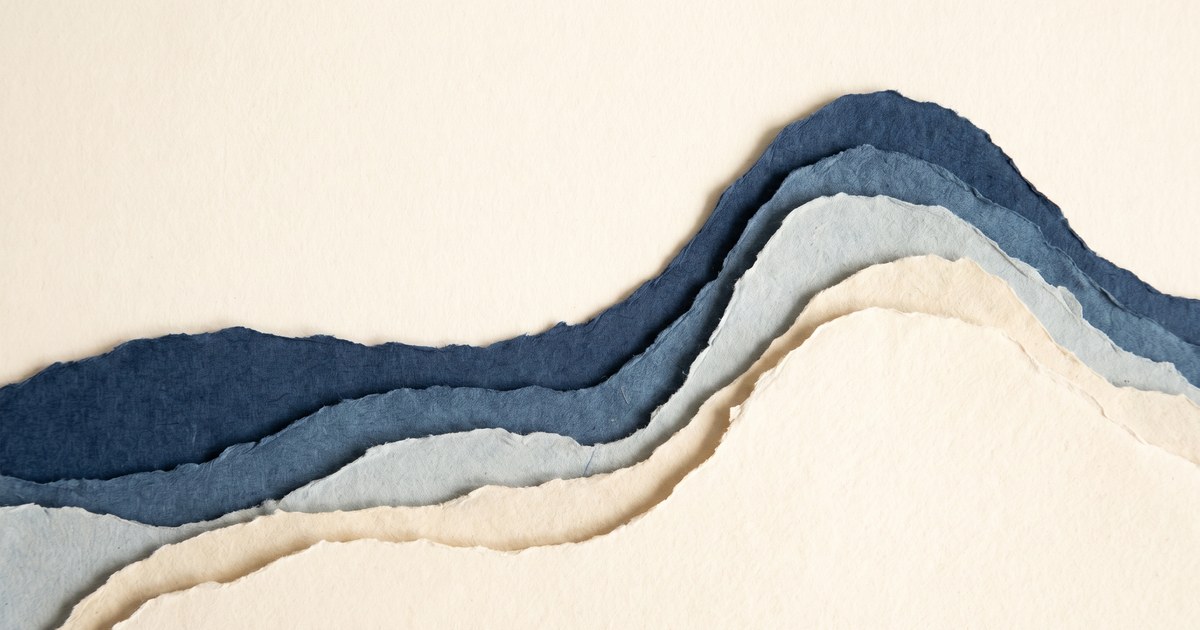 Papierschnitt-Illustration: eine Kurve bleibt lange flach und steigt zum rechten Bildrand hin deutlich an — der abendliche Melatoninanstieg