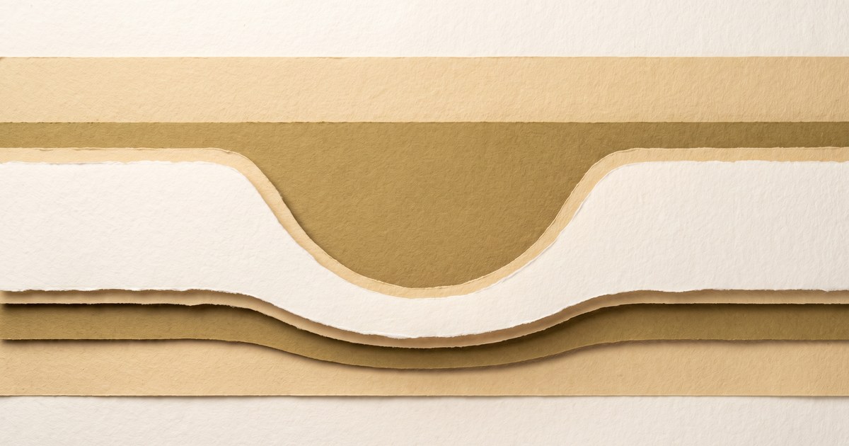 Papierschnitt-Illustration: ein durchgehendes Band senkt sich in der Bildmitte zu einer breiten, weichen Mulde und läuft danach wieder gerade — der Mittagsschlaf