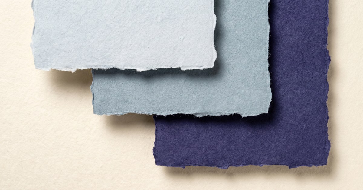 Papierschnitt-Illustration: eine Treppe aus drei klar getrennten Papierstufen führt von oben nach unten — der stufenweise Abstieg in den NREM-Schlaf