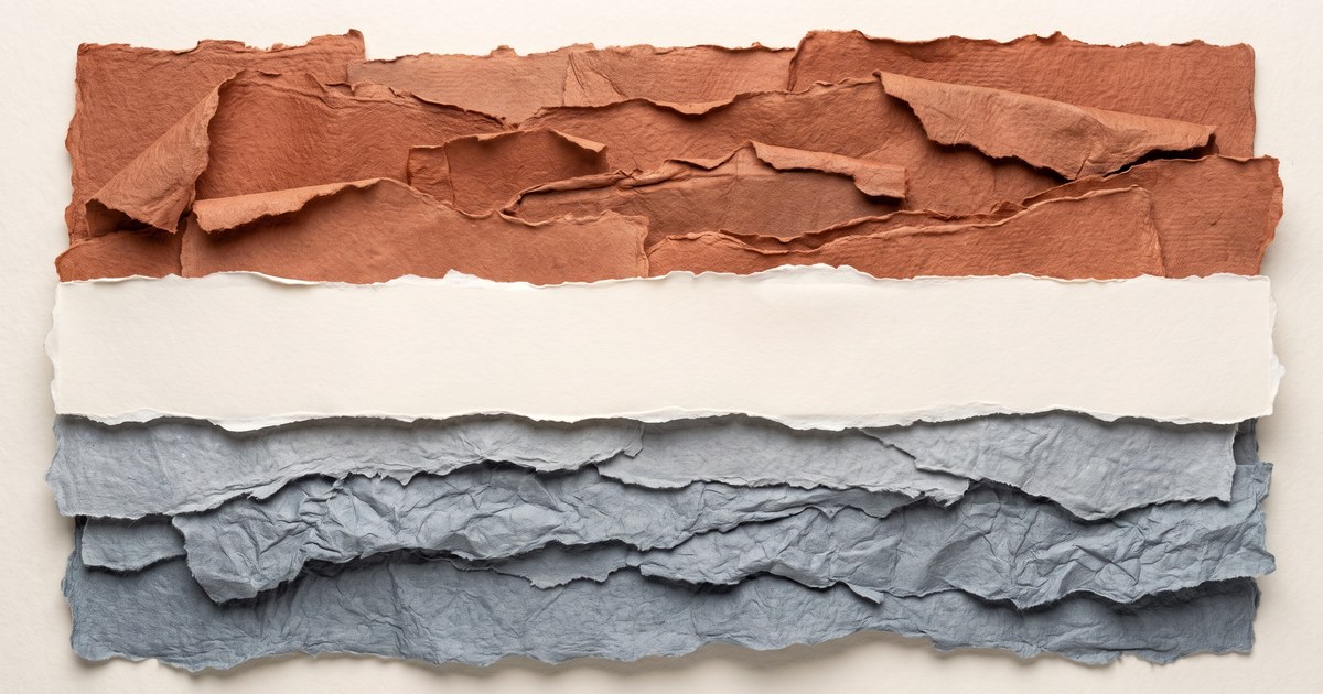 Papierschnitt-Illustration: unruhig zerknitterte warme Papierschichten oben, kühle graublaue unten, dazwischen ein glattes ruhiges Band als optimale Schlafzimmertemperatur