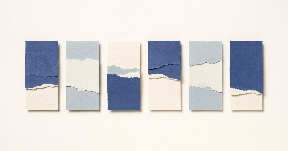 Papierschnitt-Illustration: mehrere gleich hohe Papierblöcke stehen mit klaren Lücken nebeneinander — Schlaf, der auf mehrere Abschnitte verteilt ist