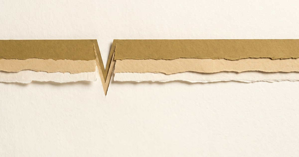 Papierschnitt-Illustration: ein langes gerades Band mit einer einzigen schmalen, scharf geschnittenen Kerbe — der kurze Power-Nap