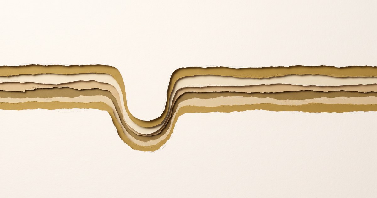 Papierschnitt-Illustration: ein flach verlaufendes Papierband, das nur einmal kurz und tief einsinkt und sofort wieder ansteigt — der kurze Power-Nap