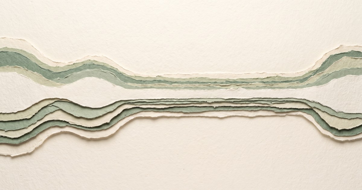 Papierschnitt-Illustration: eine geschichtete Atemwelle flacht in der Mitte vollständig ab und baut sich rechts wieder auf — ein Atemaussetzer im Schlaf