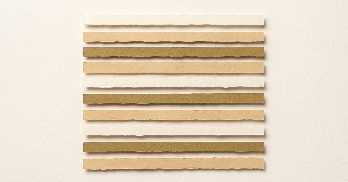 Papierschnitt-Illustration: zehn schmale Papierstreifen, gleichmäßig und ruhig übereinander gestapelt — Sinnbild für zehn Regeln der Schlafhygiene