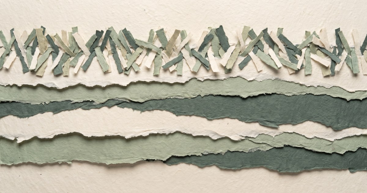 Papierschnitt-Illustration: ein Papierband, dessen obere Kante über die gesamte Länge zerfasert und aufgeraut ist — Sinnbild für vibrierendes Gewebe beim Schnarchen