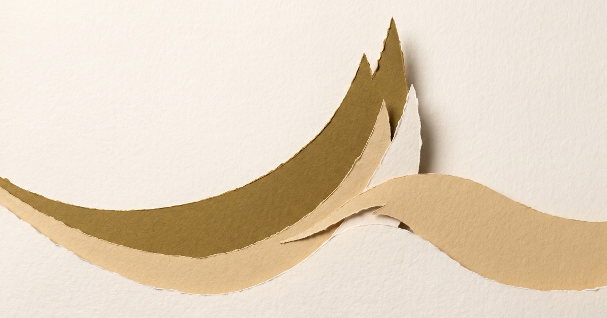 Papierschnitt-Illustration: eine steil ansteigende Papierkurve, die spät gipfelt und dabei eine flache ruhige Welle darunter durchschneidet