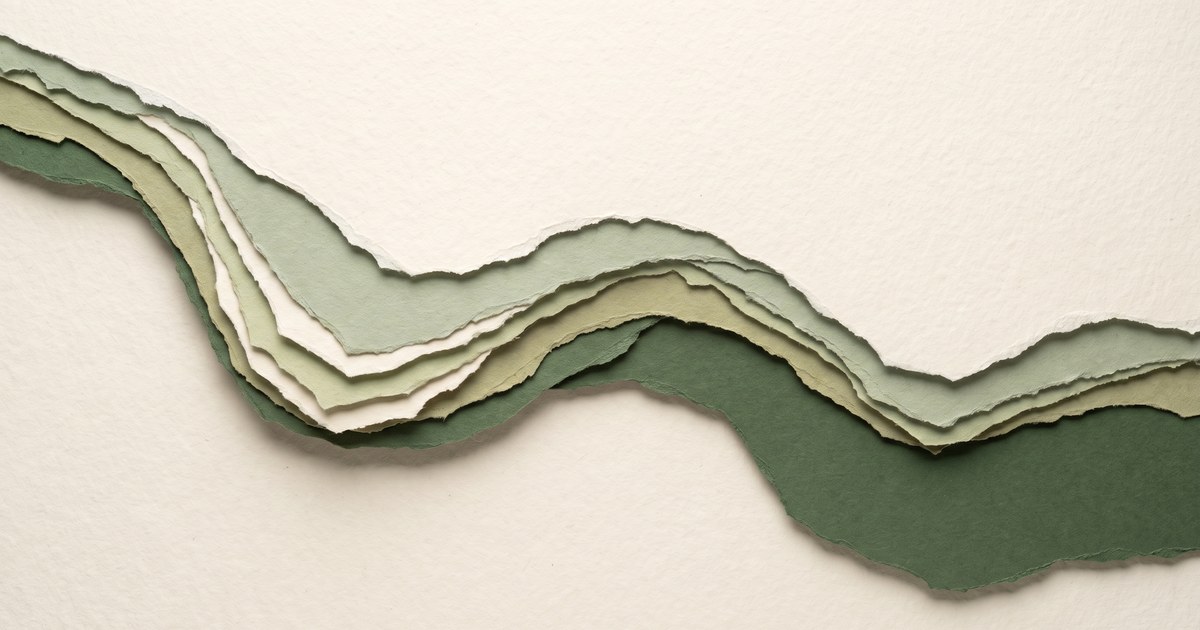 Papierschnitt-Illustration: ein Band, das links hoch beginnt und nach rechts stetig absinkt, bis es flach ausläuft — nachlassende Energie über den Tag