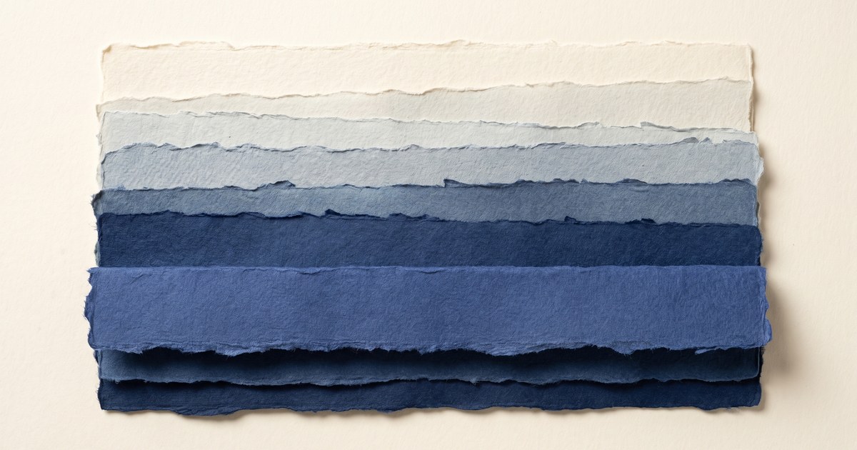 Papierschnitt-Illustration: ein Stapel horizontaler Schichten, in dem die unterste, dickste und dunkelste Lage hervorgehoben ist — der Tiefschlaf