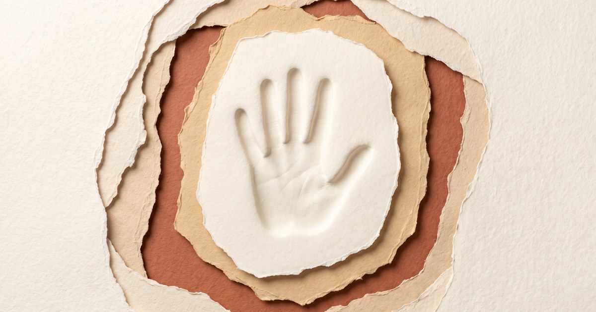 Papierschnitt-Illustration: eine weiche Papierfläche mit einem deutlich eingeprägten Handabdruck, der langsam zurückgeht — das Prinzip von Memory Foam
