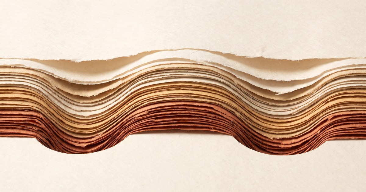 Papierschnitt-Illustration: gestapelte Papierschichten senken sich unter Schulter und Hüfte tief ab und steigen an der Taille wieder an — Sinnbild für die Druckverteilung einer Matratze