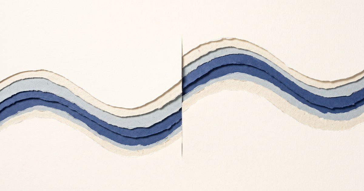 Papierschnitt-Illustration: ein durchgehendes Wellenband aus Papier, das in der Mitte sauber durchtrennt und um eine Stunde versetzt weiterläuft
